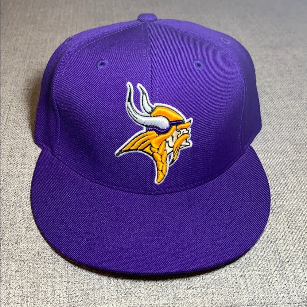 FITTED HAT